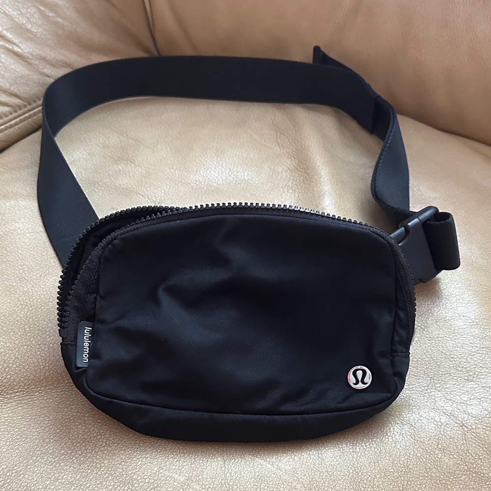 lululemon athletica 1L Black Belt Bag